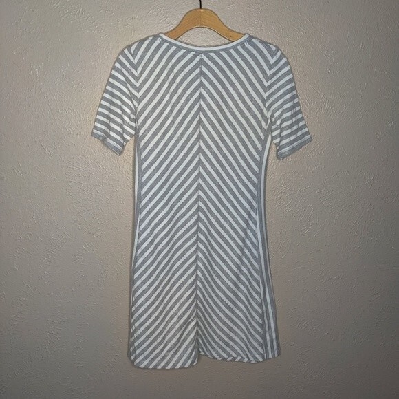 T by Talbots Athleisure Gray & Off White Chevron Print Dress Women’s Sz. Small - Picture 2 of 4